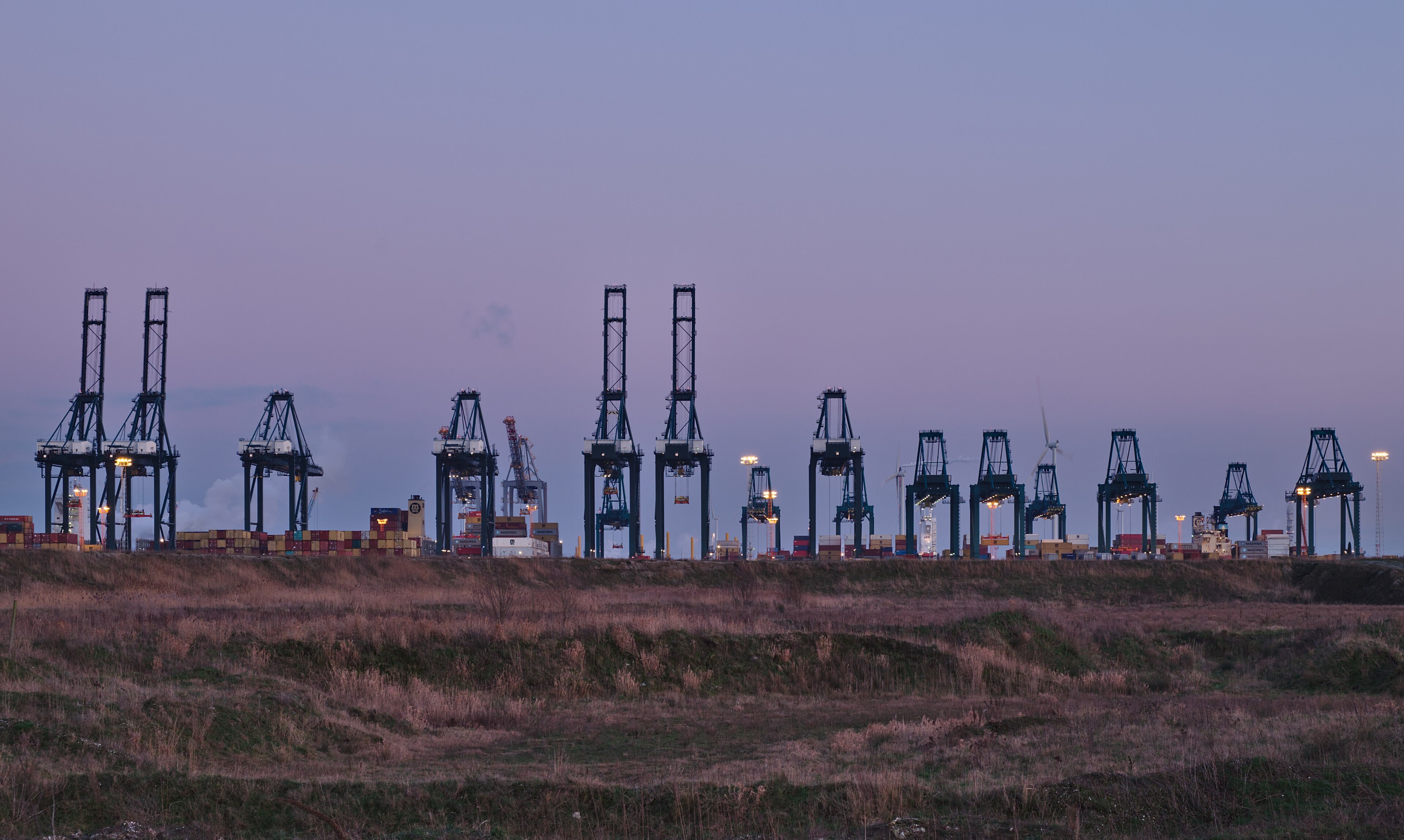 Kranen en containerterminals in de haven van Antwerpen