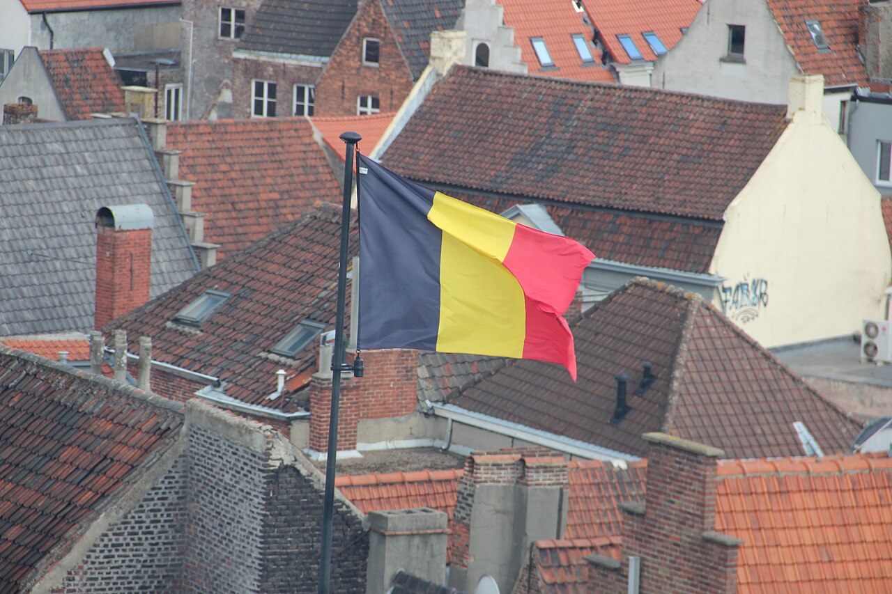 Belgische vlag boven de daken in België